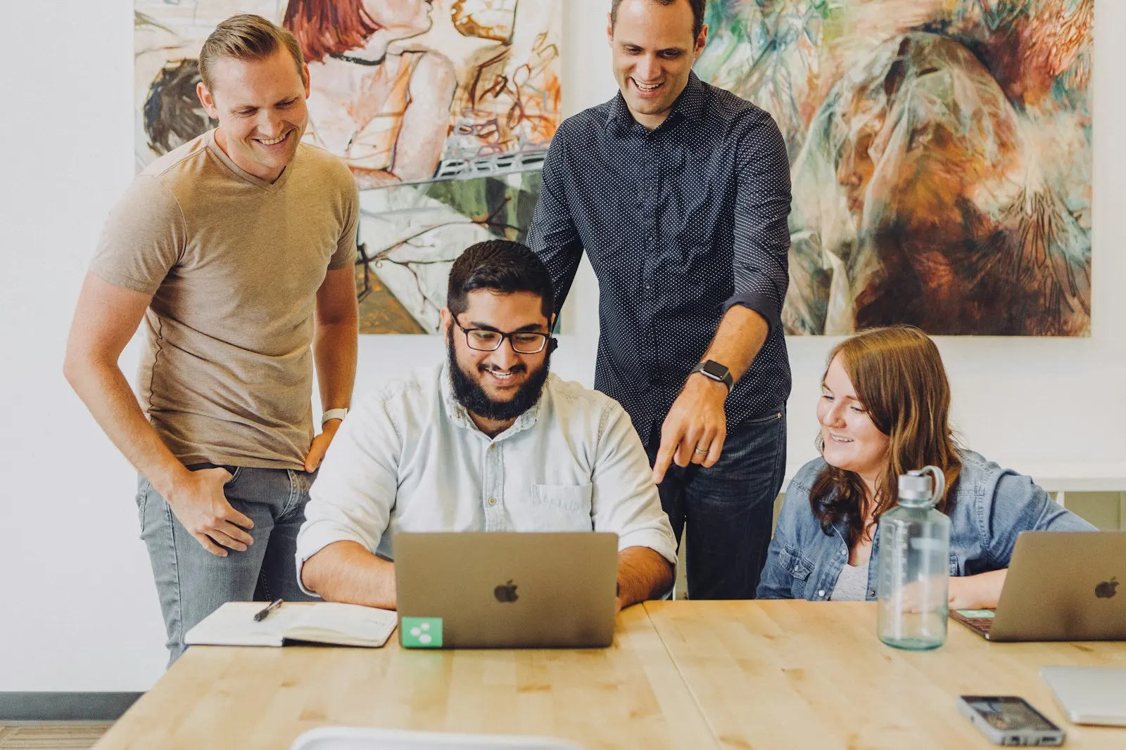 Personas trabajando juntas en un estudio